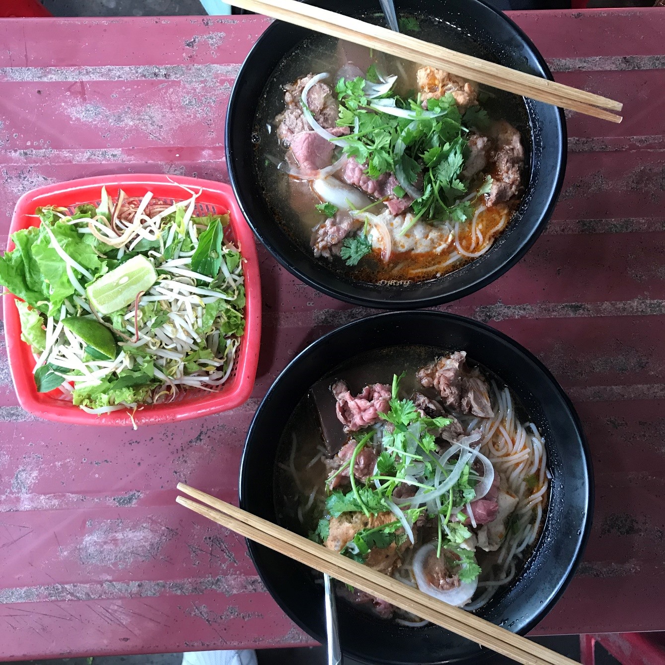 Sau đó thưởng thức món bún bò Huế mà bát cứ ai khi đến Huế đều muốn thưởng thức.