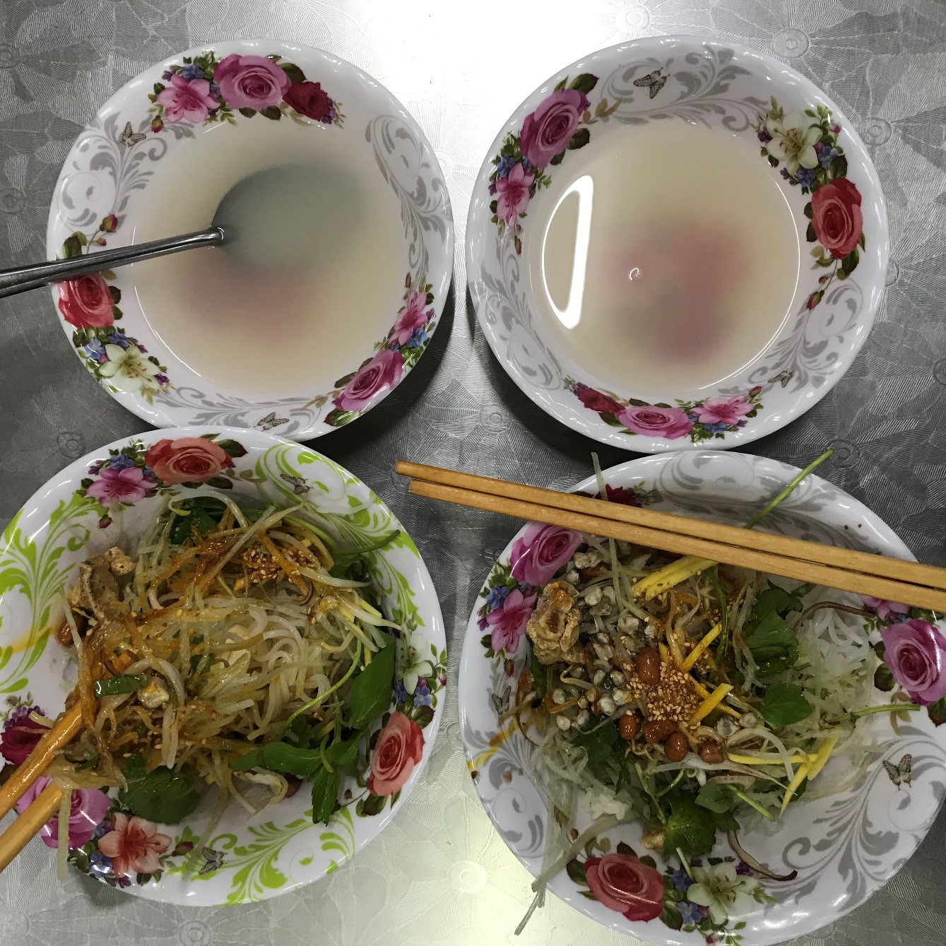 Chiều tối đi ăn bún hến. Đi Huế mà không ăn bún hến là thất bại. Thảo ghé ăn ở đường Hán Mặc Tử với giá 10.000 đồng/bát. Thảo ăn hẳn hai bát mới no.