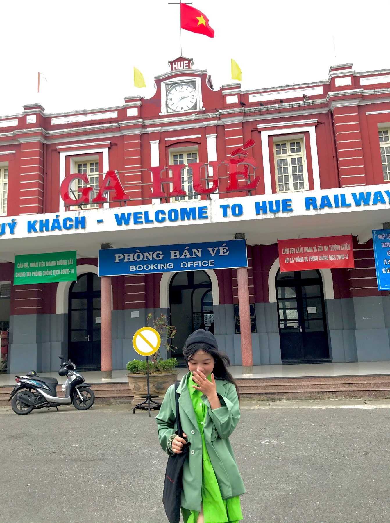 Rời chùa Thiên Mụ, lúc về, Thảo có ghé qua Ga Huế. Đi lượn qua Đại Nội Huế và ngắm hàng cây hai bên đường, thật sự rất là chill.