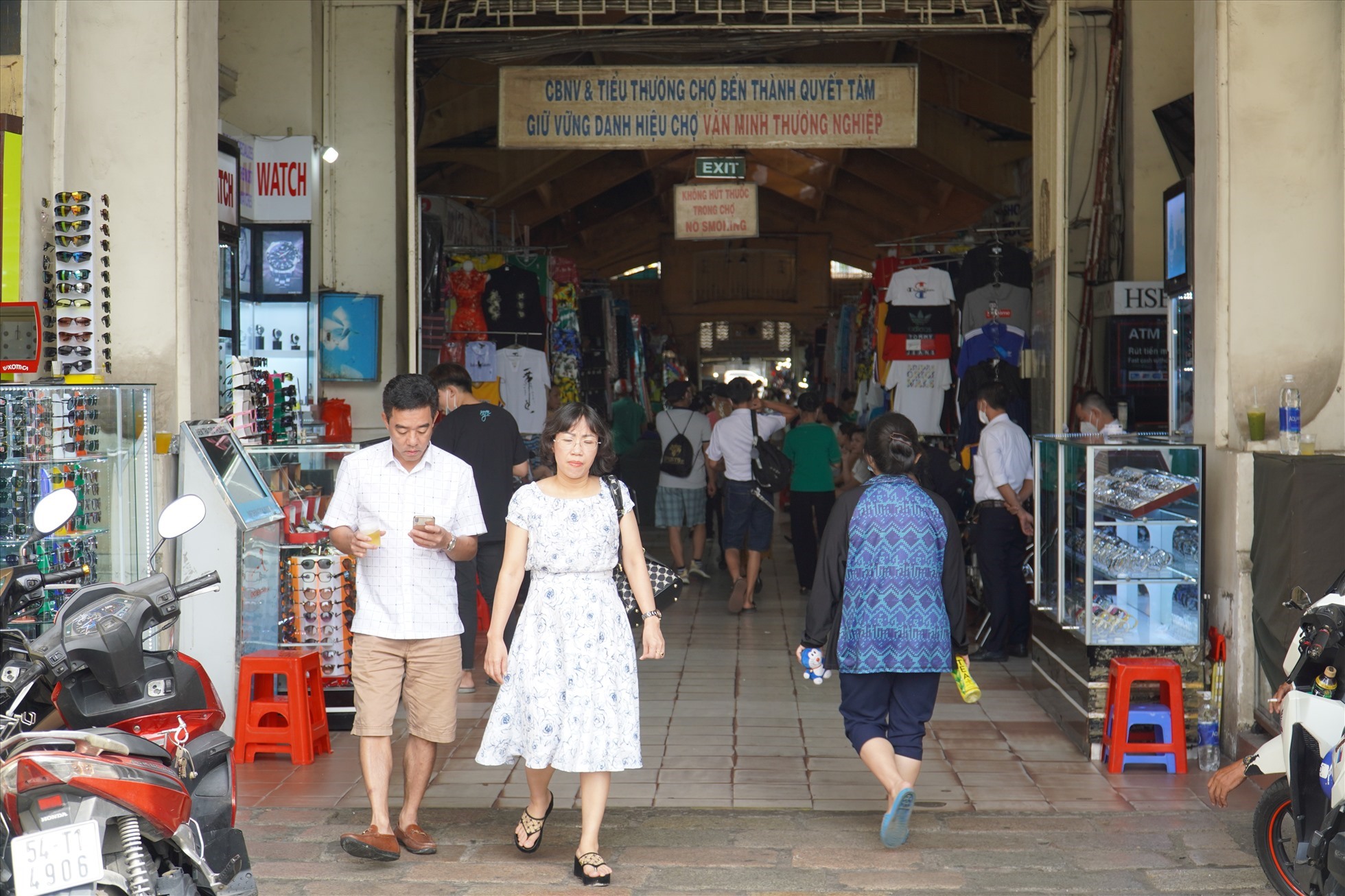Chợ Bến Thành (Quận 1) là một trong những điểm đến du lịch hấp dẫn du khách trong và ngoài nước.
