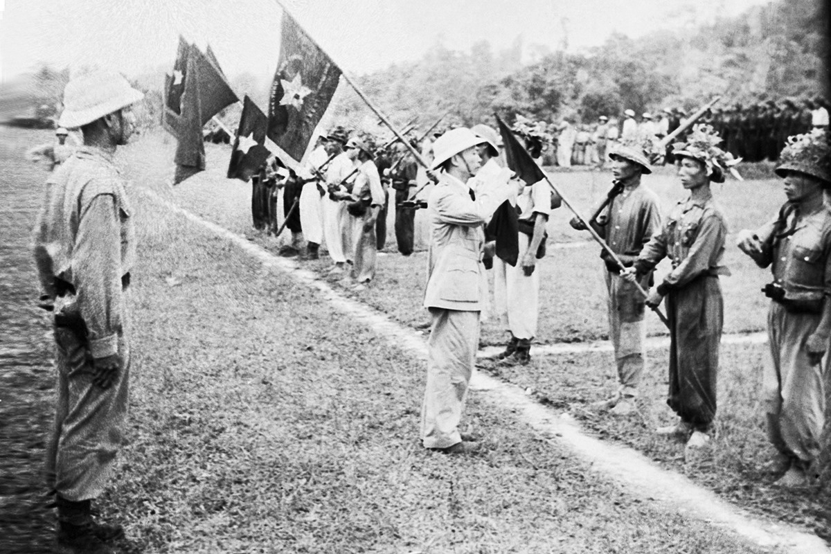Đại tướng Võ Nguyên Giáp trong buổi thành lập Đại đoàn 308 tại thị trấn Đồn Đu, huyện Phú Lương, tỉnh Thái Nguyên, ngày 28.8.1949.