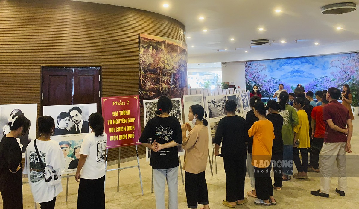 Theo thông tin từ Bảo tàng Chiến thắng lịch sử Điện Biên Phủ, sau hơn 2 ngày khai mạc triển lãm đã có hàng nghìn lượt người dân và du khách đến tham quan.