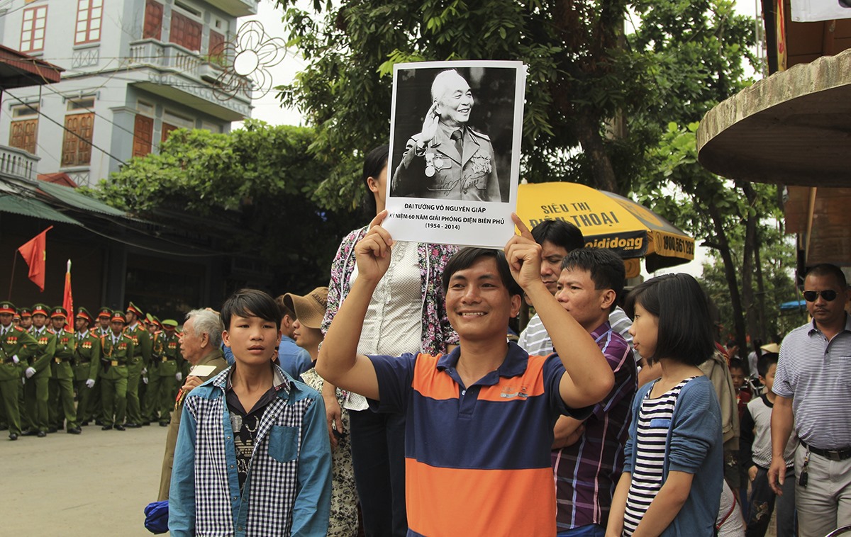 Người dân Điện Biên thể hiện tình cảm dành cho Đại tướng Võ Nguyên Giáp. Ảnh: Văn Thành Chương