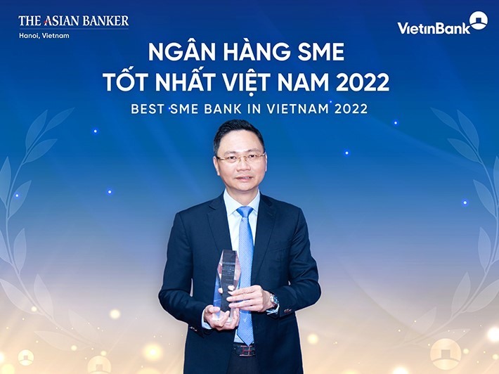 Ông Nguyễn Thanh Tùng - Giám đốc Khối KHDN đại diện VietinBank nhận giải “Ngân hàng SME tốt nhất Việt Nam“.