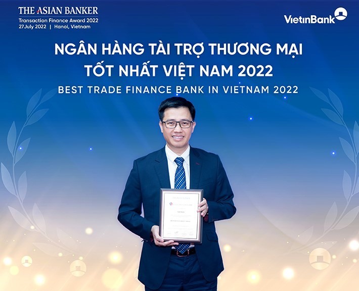 Ông Trần Hoài Nam - Phó Giám đốc Khối KHDN kiêm Giám đốc Trung tâm PTGPTCKH đại diện VietinBank nhận giải “Ngân hàng TTTM tốt nhất Việt Nam“.