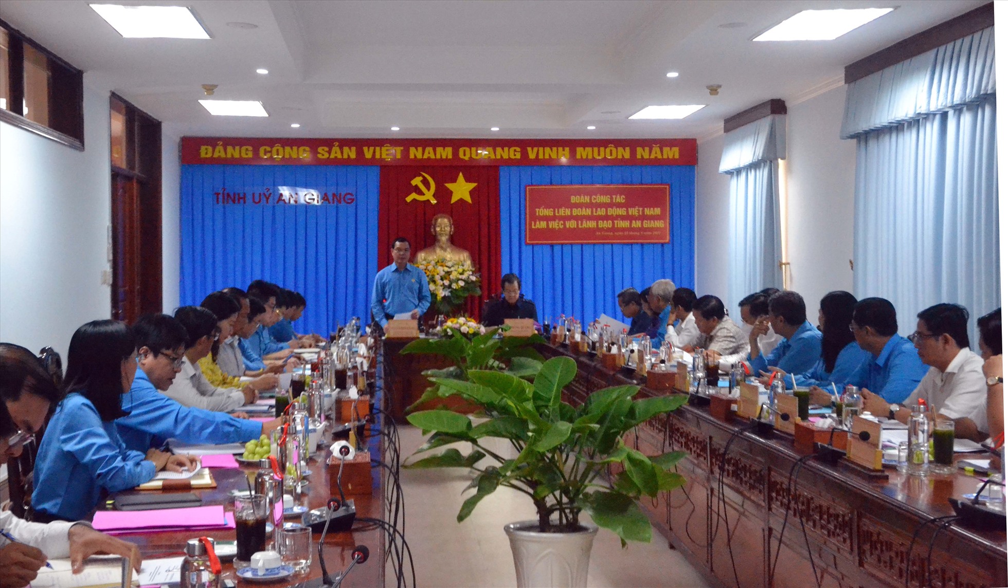 Quang cảnh buổi làm việc của Tổng LĐLĐ Việt Nam với Tỉnh ủy An Giang. Ảnh: LT