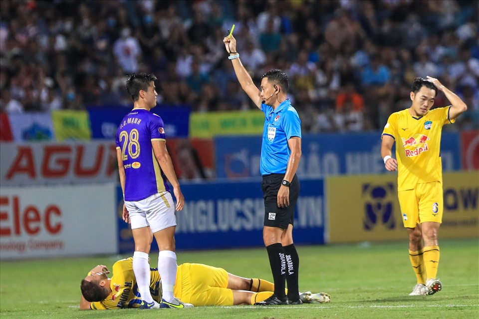 Trọng tài FIFA Ngô Duy Lân mắc sai sót trong trận Hà Nội - Hoàng Anh Gia Lai. Ảnh: Minh Dân