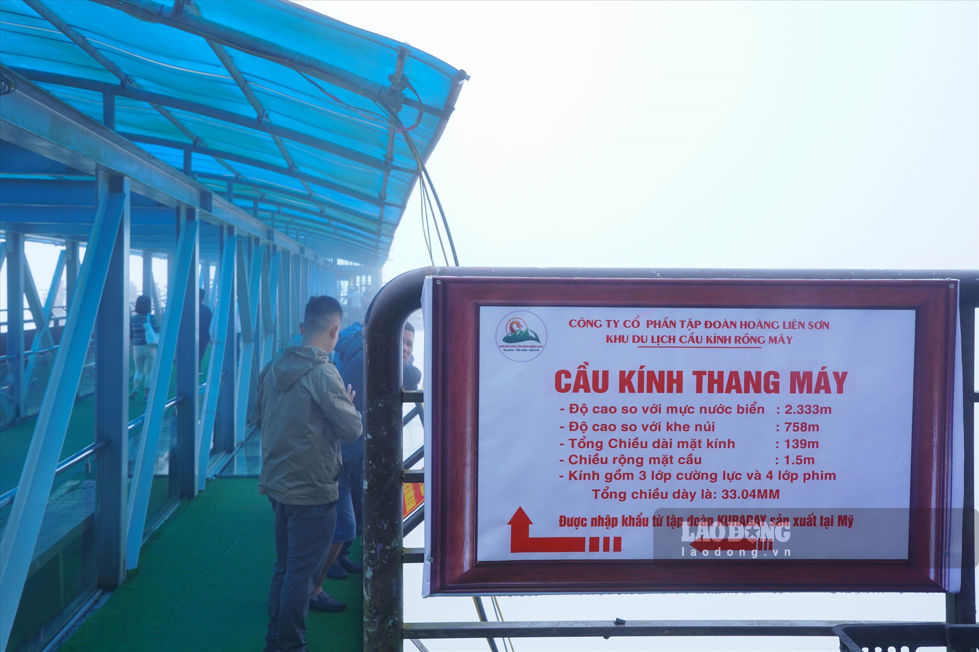 Cầu kính thang máy có độ cao so với khe núi là 758m; chiều rộng mặt cầu 1,5m; tổng chiều dài mặt kính 139m; tổng chiều dày là 33,04mm, được sản xuất tại Mỹ và nhập khẩu về Việt Nam.