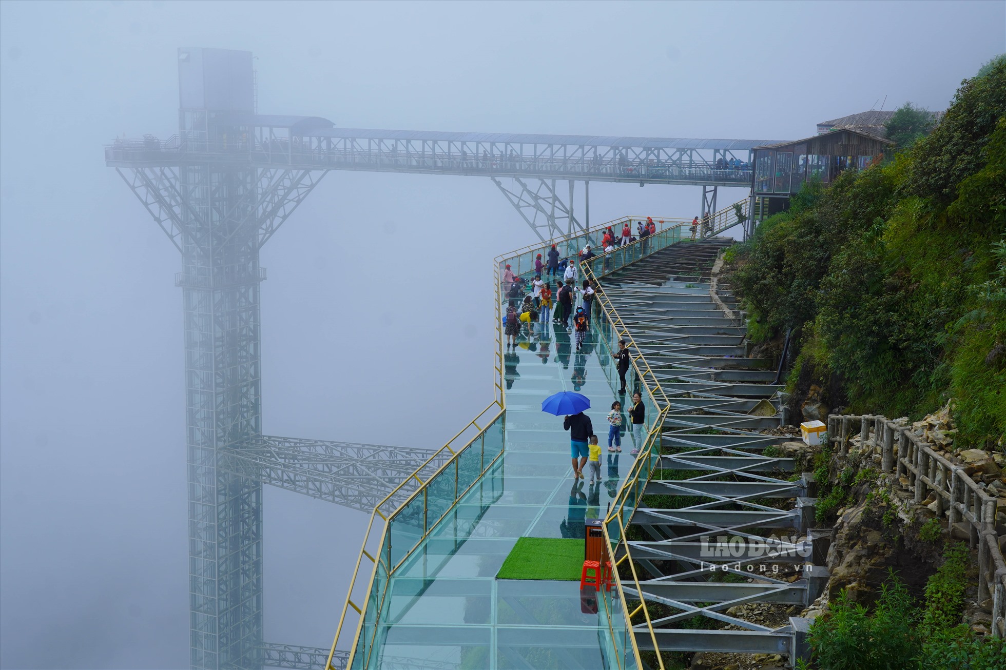 Cầu kính Rồng Mây được xem như “kỳ quan tiên cảnh” với hệ thống cầu treo vắt vẻo giữa đỉnh trời, nằm ở độ cao 2.333m so với mực nước biển, thuộc xã Sơn Bình, huyện Tam Đường, tỉnh Lai Châu.