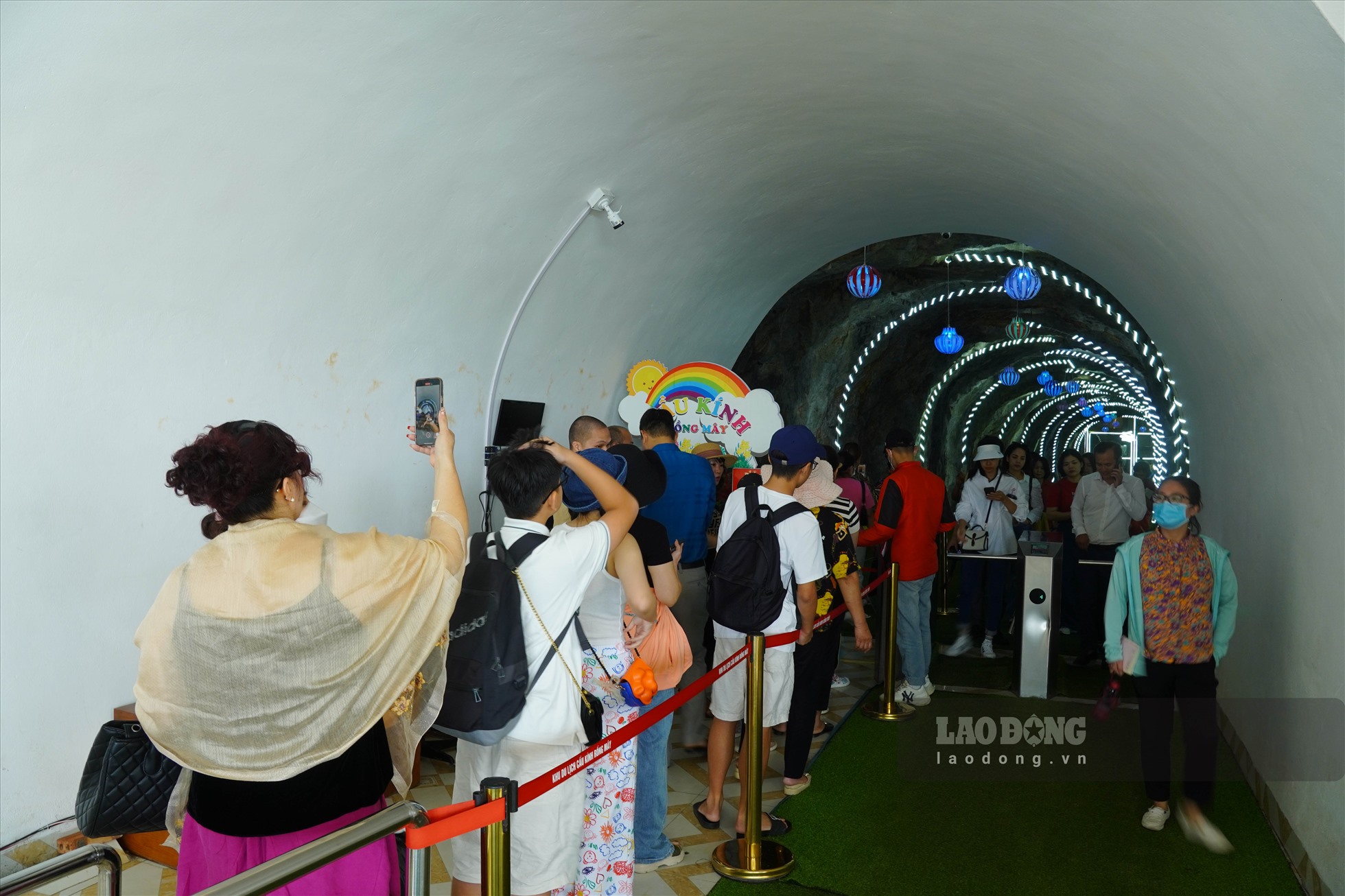 Để lên đến Cầu kính Rồng Mây để trải nghiệm cảm giác mạnh, du khách sẽ được đi vào đường hầm và di chuyển theo cầu thang máy.