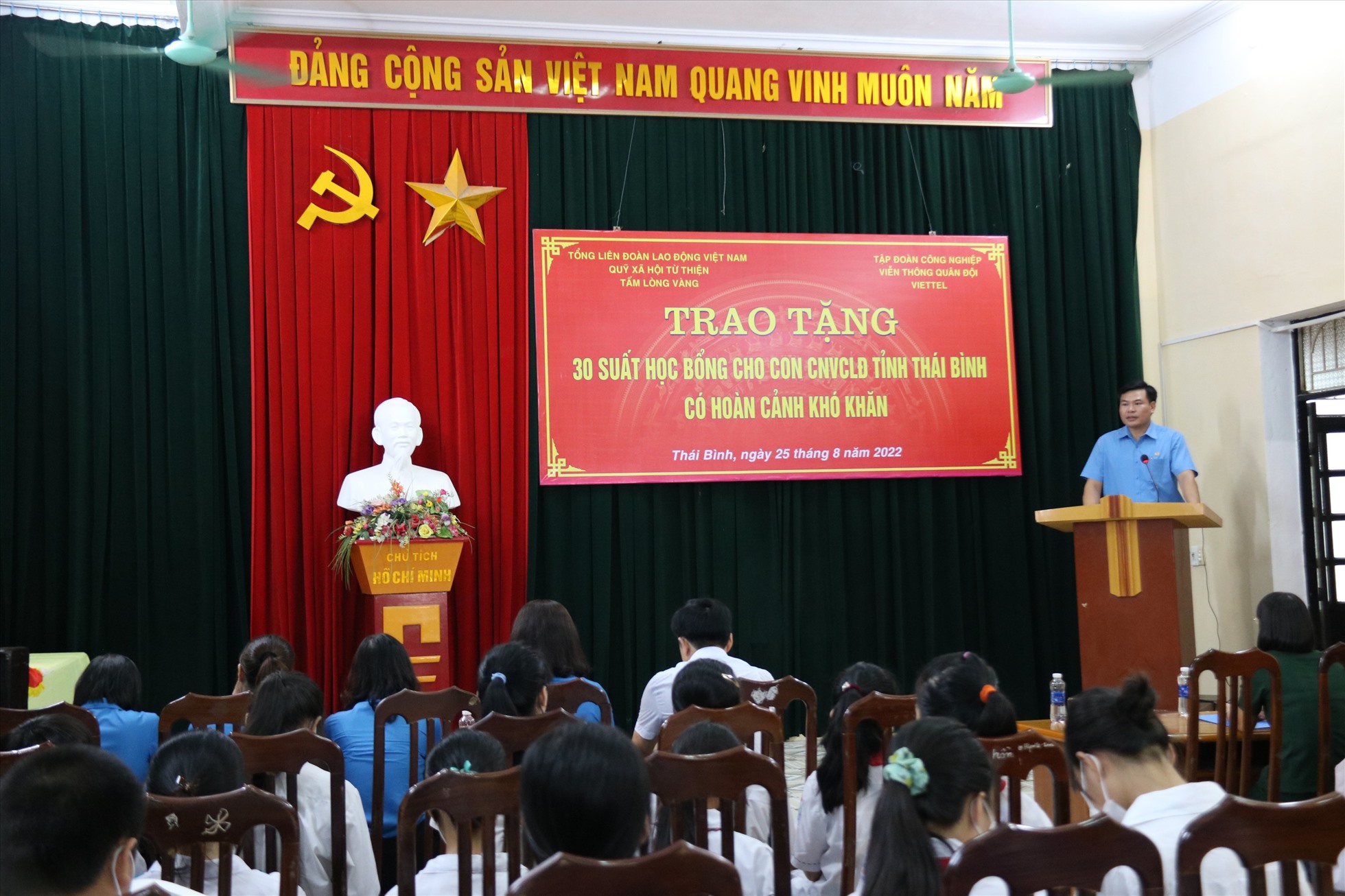 Ông Trần Đức Hiền - Chủ tịch Công đoàn các Khu công nghiệp tỉnh Thái Bình phát biểu tại chương trình. Ảnh: B.M