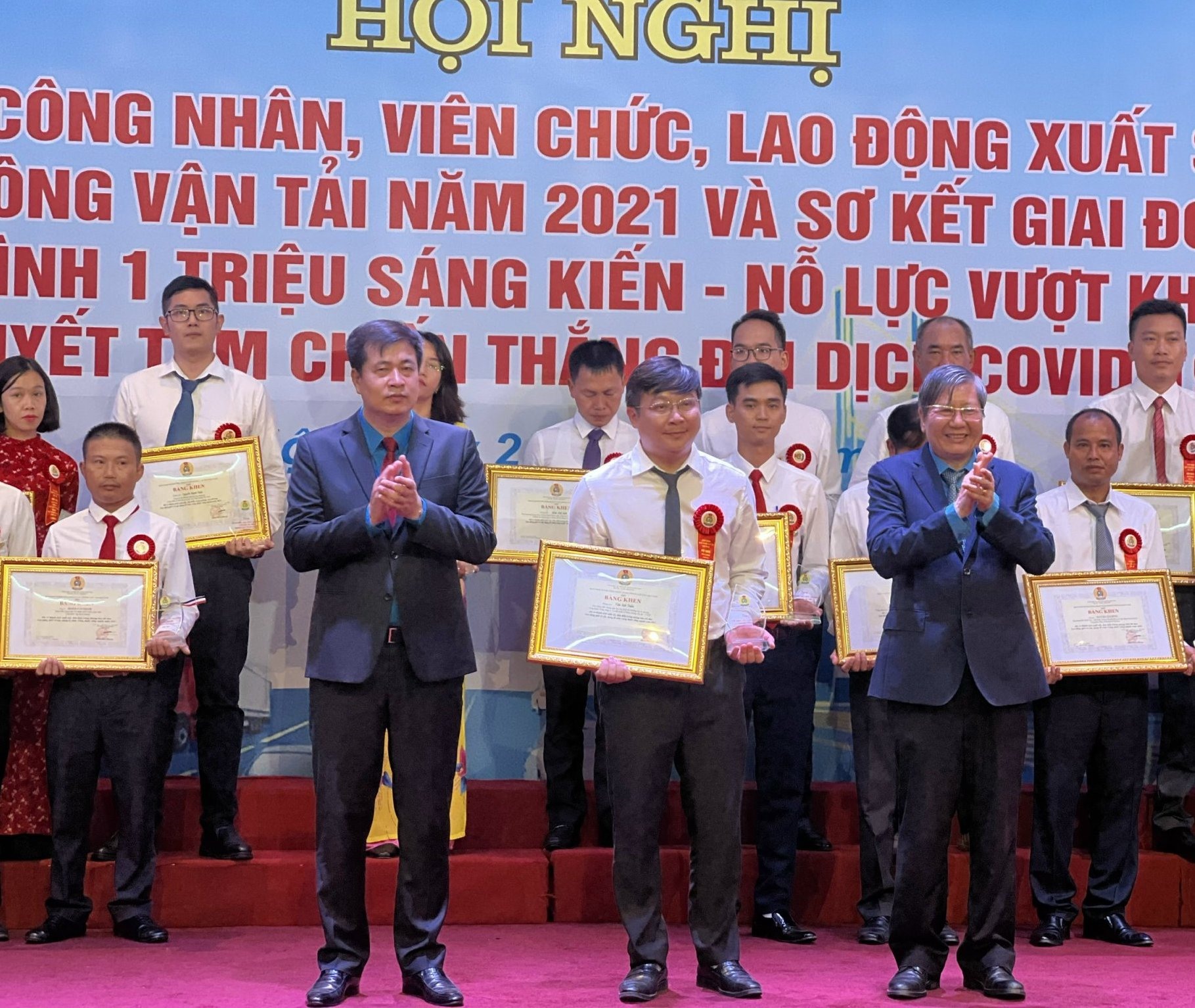 Ông Trần Thanh Hải (ngoài cùng bên phải) biểu dương cá nhân lao động xuất sắc.