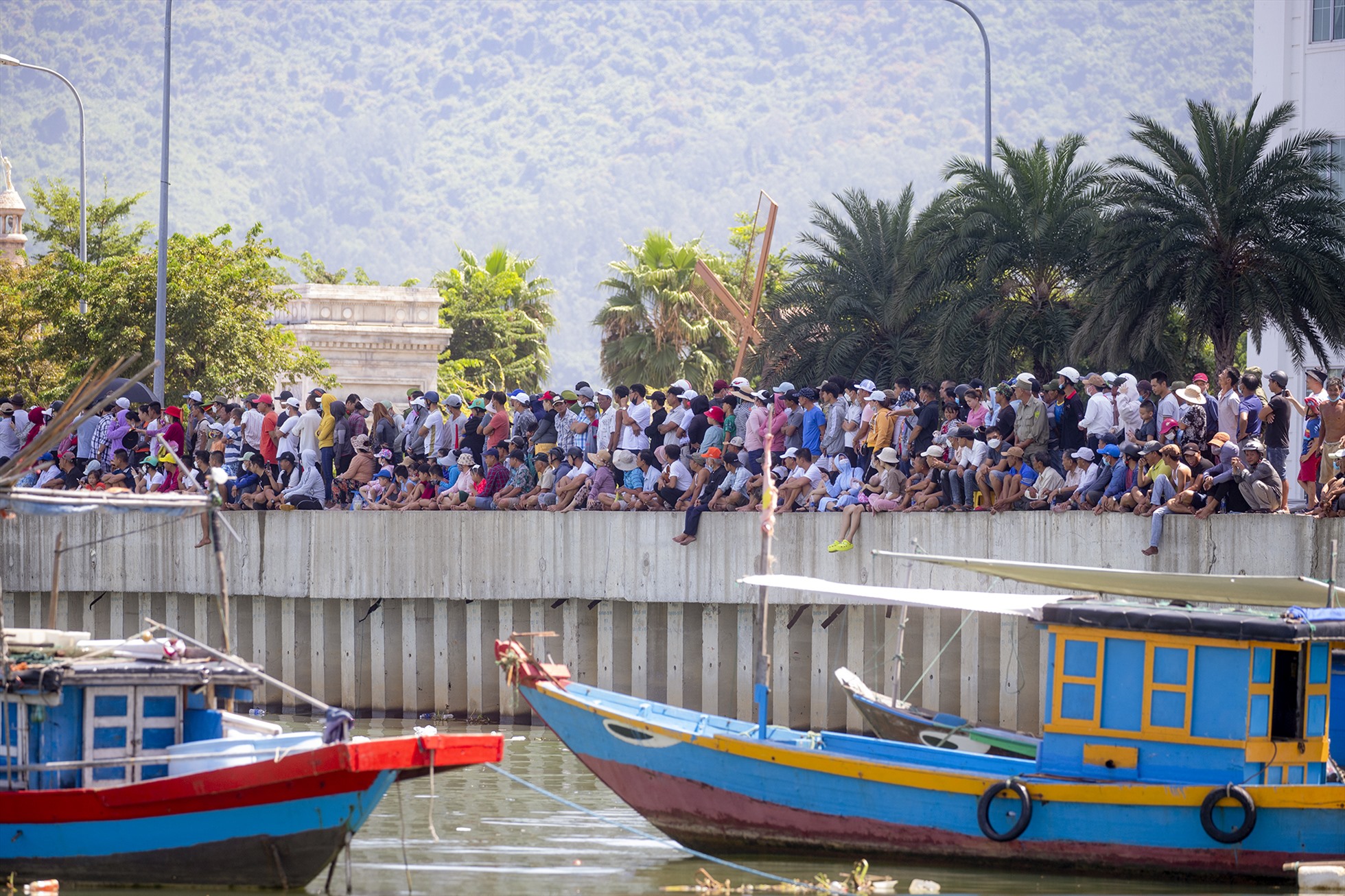 Lễ hội thu hút người dân tham gia cổ vũ. Ảnh: Lê Tuấn