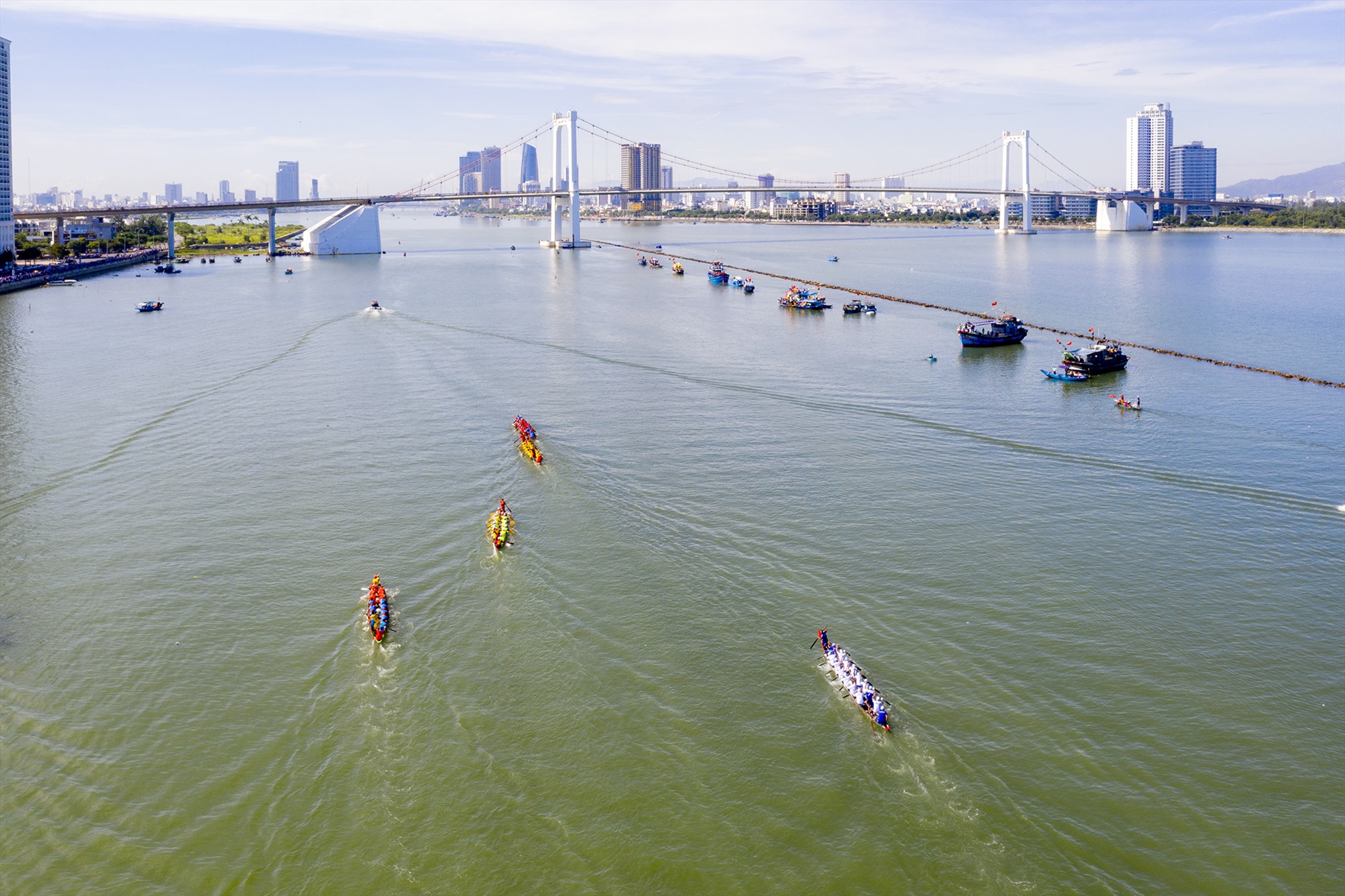 Sông Hàn rộn ràng trong giải đua thuyền của ngư dân Đà Nẵng. Ảnh: Lê Tuấn