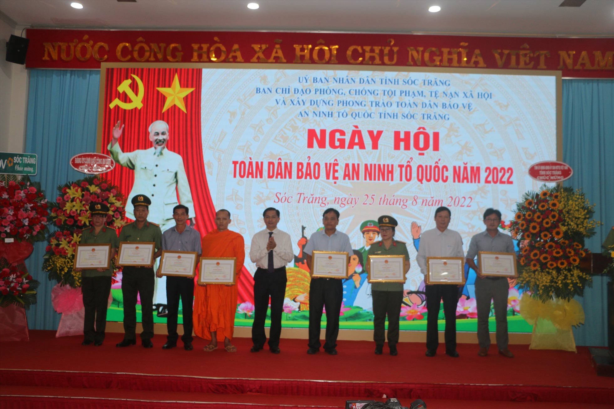 Chủ tịch UBND tỉnh Sóc Trăng Trần Văn Lâu tặng Bằng khen cho các tập thể, cá nhân có nhiều đóng góp công tác đảm bảo an ninh trật tự của địa phương