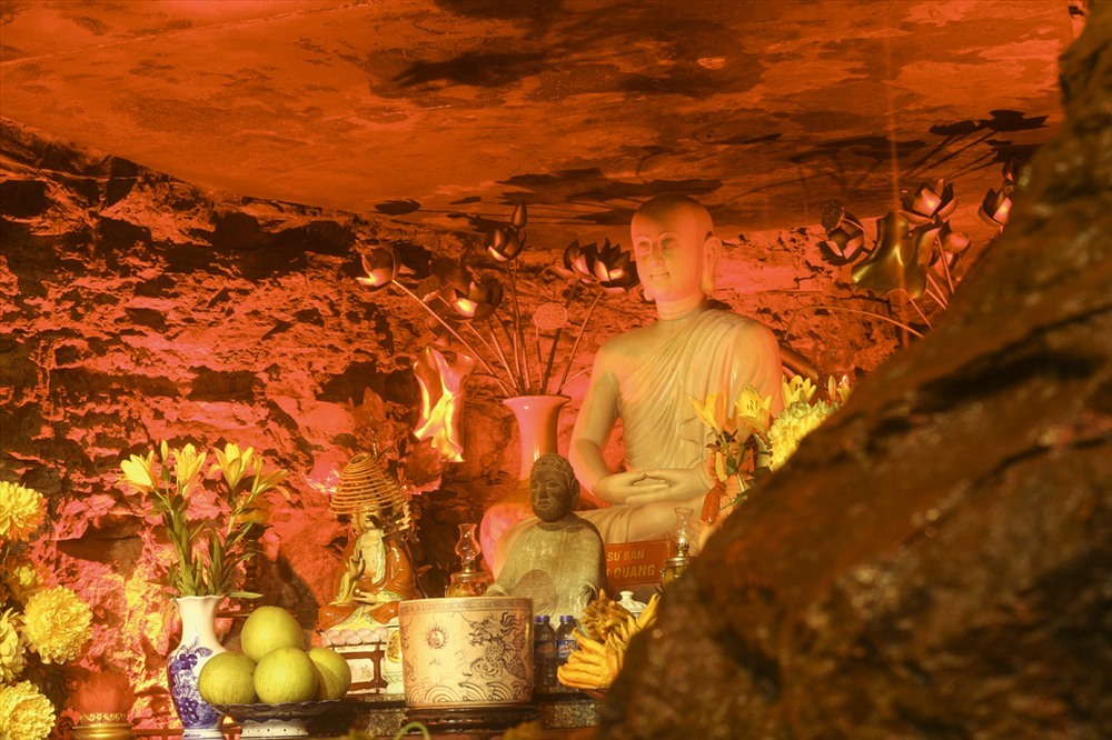 Hiện phía trong hang núi vẫn còn là nơi thờ tự Tổ sư Bần - Phật Quang.