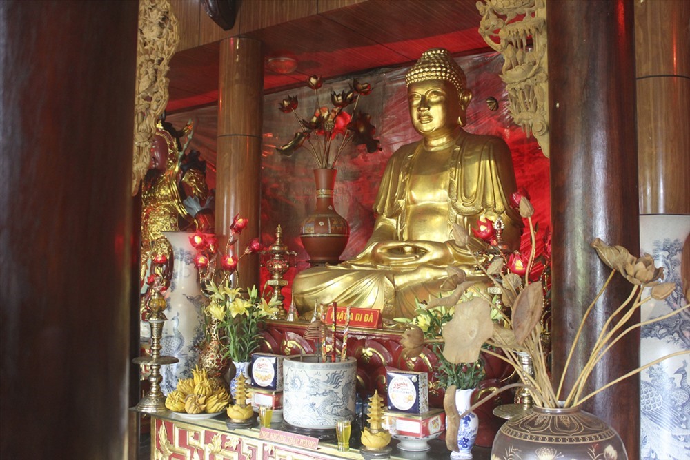 Chùa Hang Đồ Sơn đã trải qua nhiều đợt trùng tu. Trong ảnh nơi đặt tượng Phật A Di Đà.