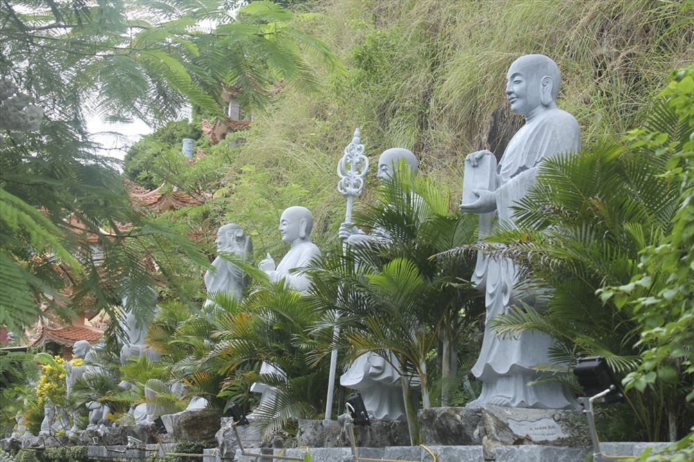 Những bức tượng bằng đá phía bên ngoài chùa Hang.