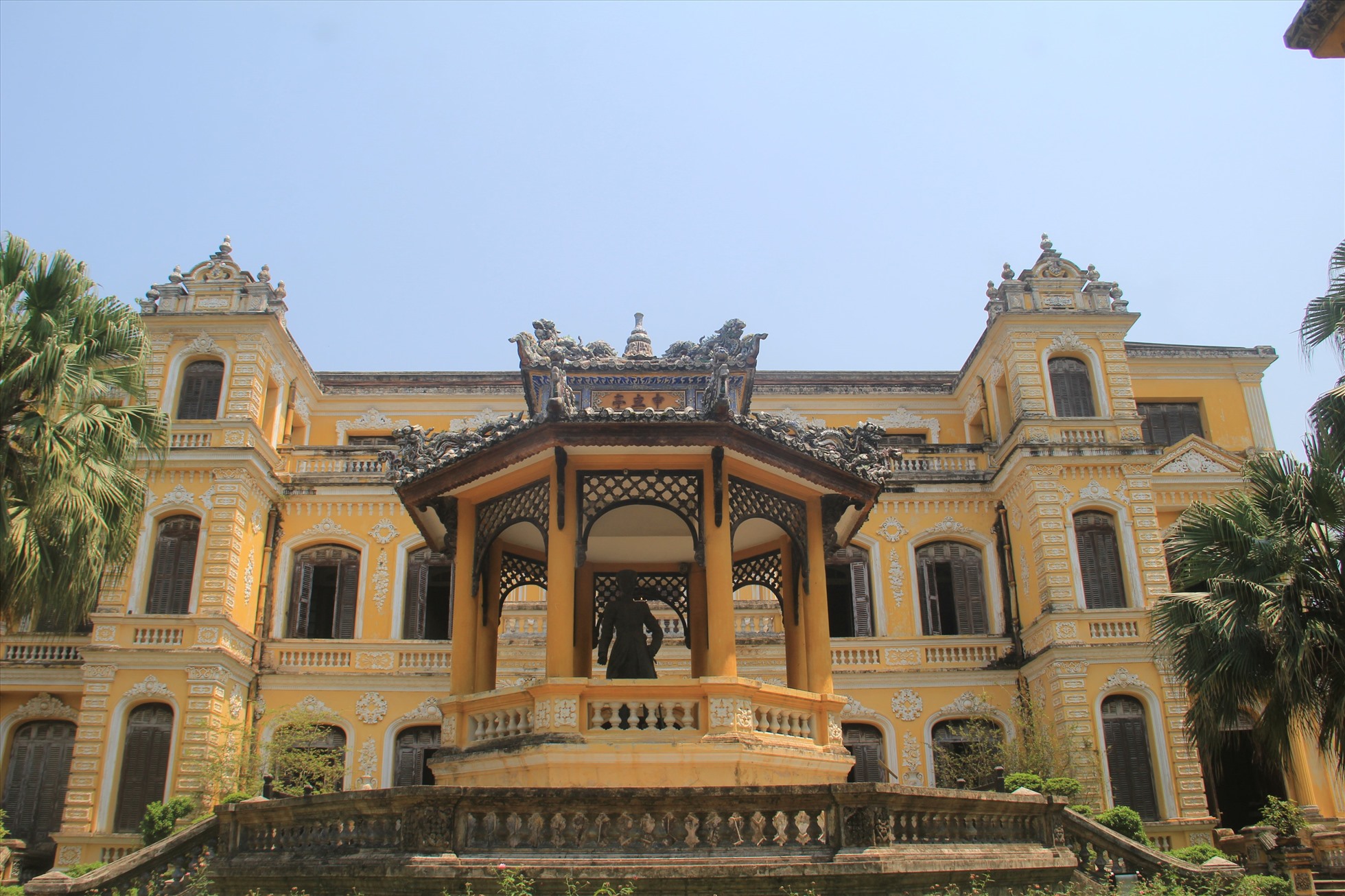 Cung An Định hiện còn 3 công trình khá nguyên vẹn là Cổng chính, đình Trung Lập và lầu Khải Tường.