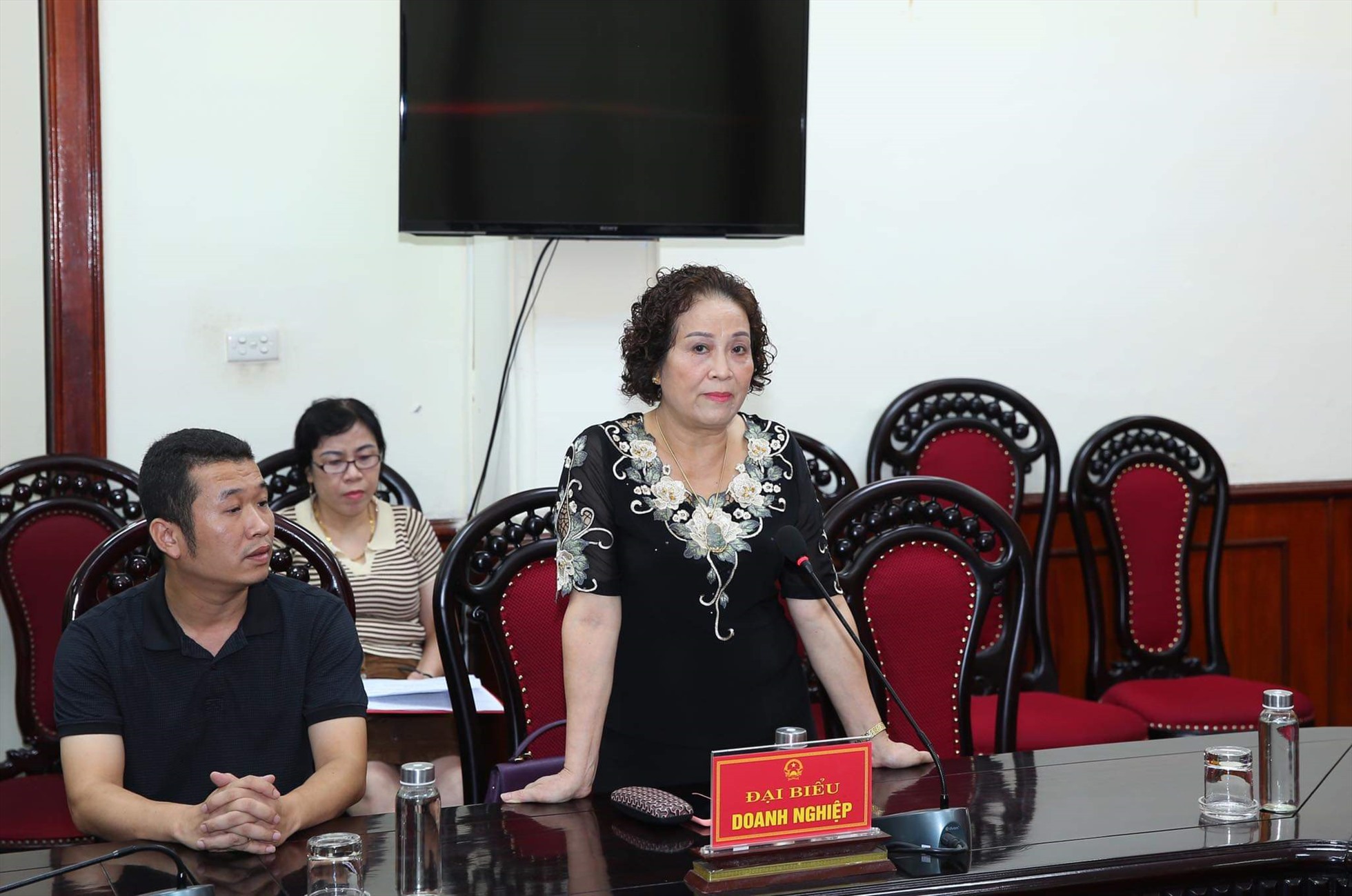 Đại diện doanh nghiệp nêu kiến nghị, đề xuất với lãnh đạo tỉnh Ninh Bình. Ảnh: NT