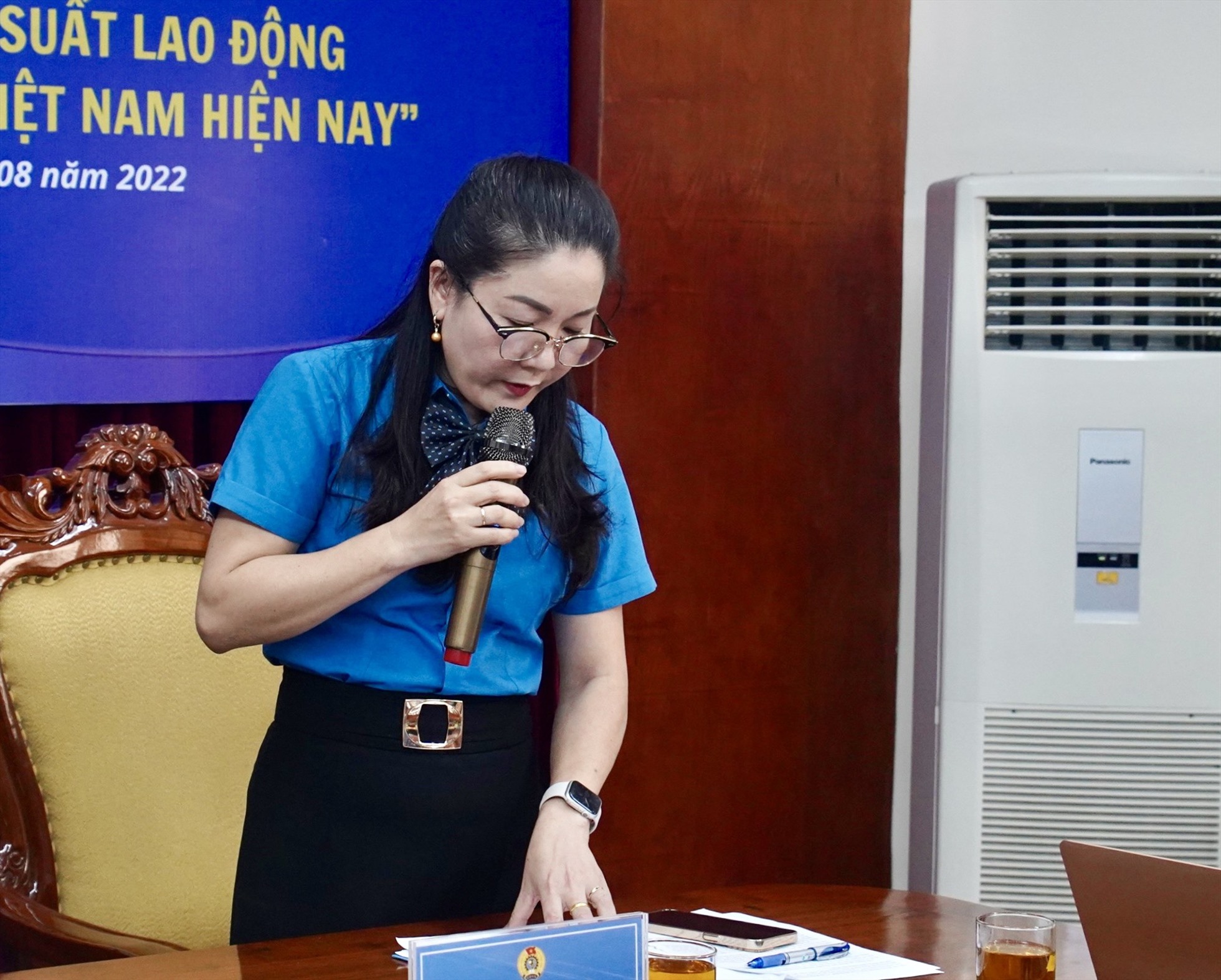Bà Nguyễn Thị Thu Nhi, Phó Chủ tịch LĐLĐ tỉnh Nghệ An phát biểu tại buổi toạ đàm. Ảnh: Quỳnh Trang