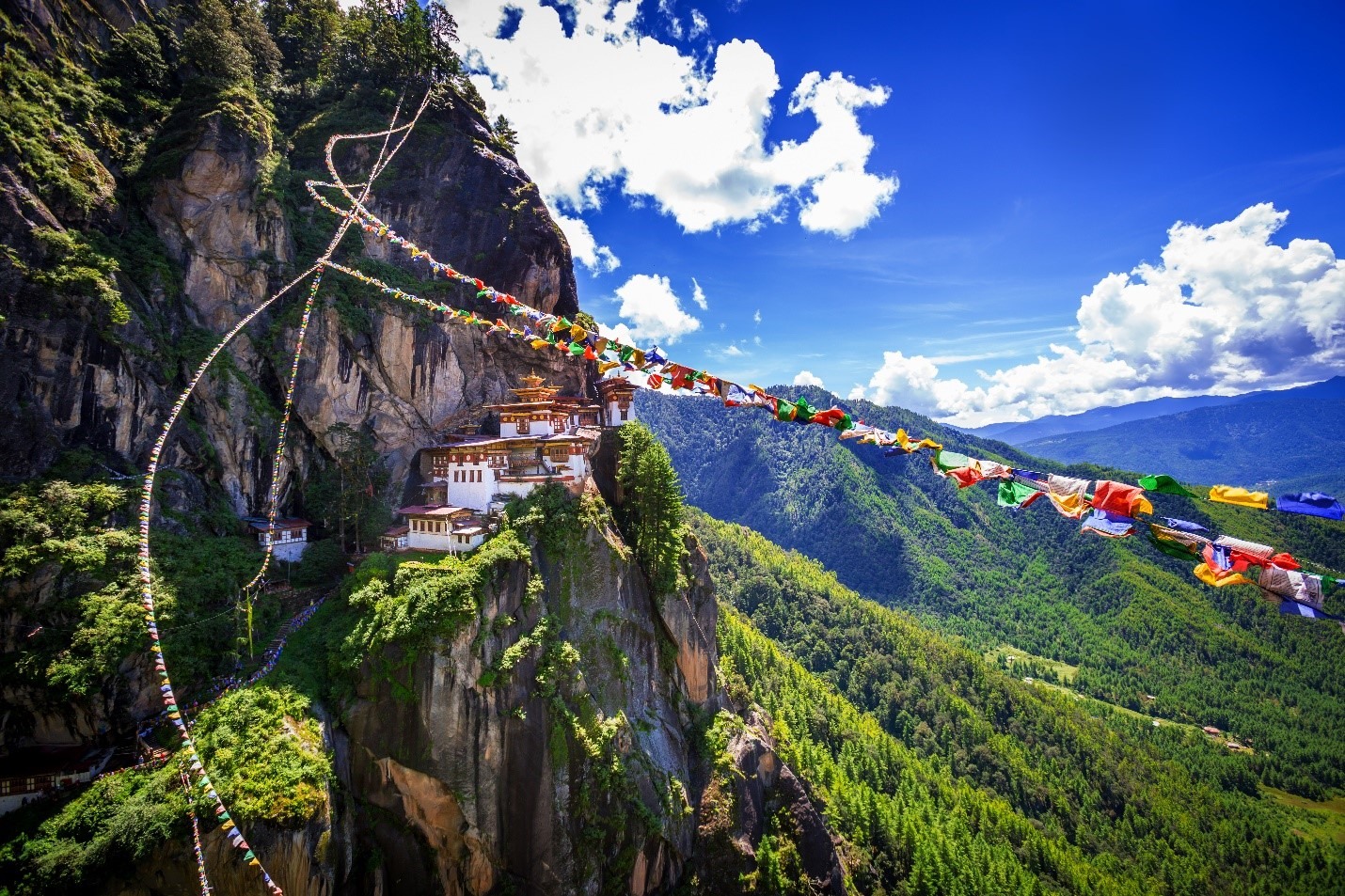 Tu viện là công trình Dzong vĩ đại mang tính biểu tượng của Bhutan.