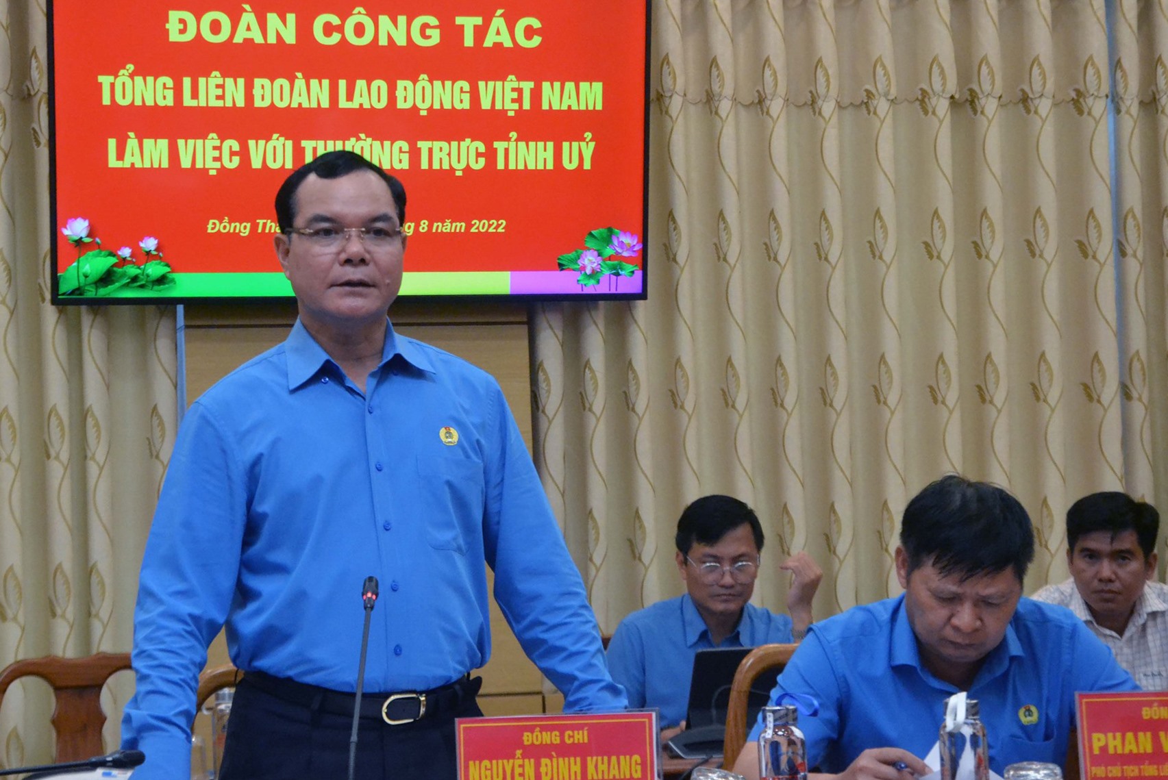 Chủ tịch Tổng LĐLĐVN Nguyễn Đình Khang phát biểu tại buổi làm việc. Ảnh: LT