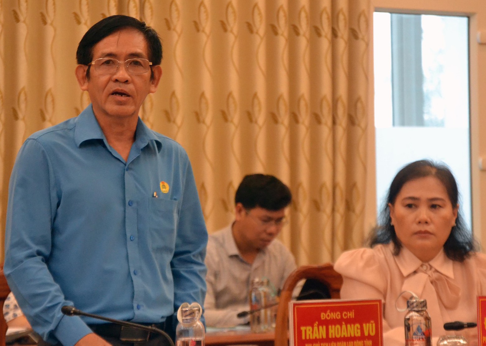 Chủ tịch LĐLĐ tỉnh Đồng Tháp Trần Hoàng Vũ báo cáo tại buổi làm việc. Ảnh: LT