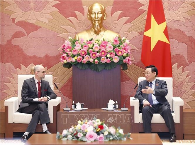 Chủ tịch Quốc hội nêu rõ, Quốc hội Việt Nam ủng hộ Canada tăng cường quan hệ với Việt Nam và các nước ASEAN. Ảnh: TTXVN