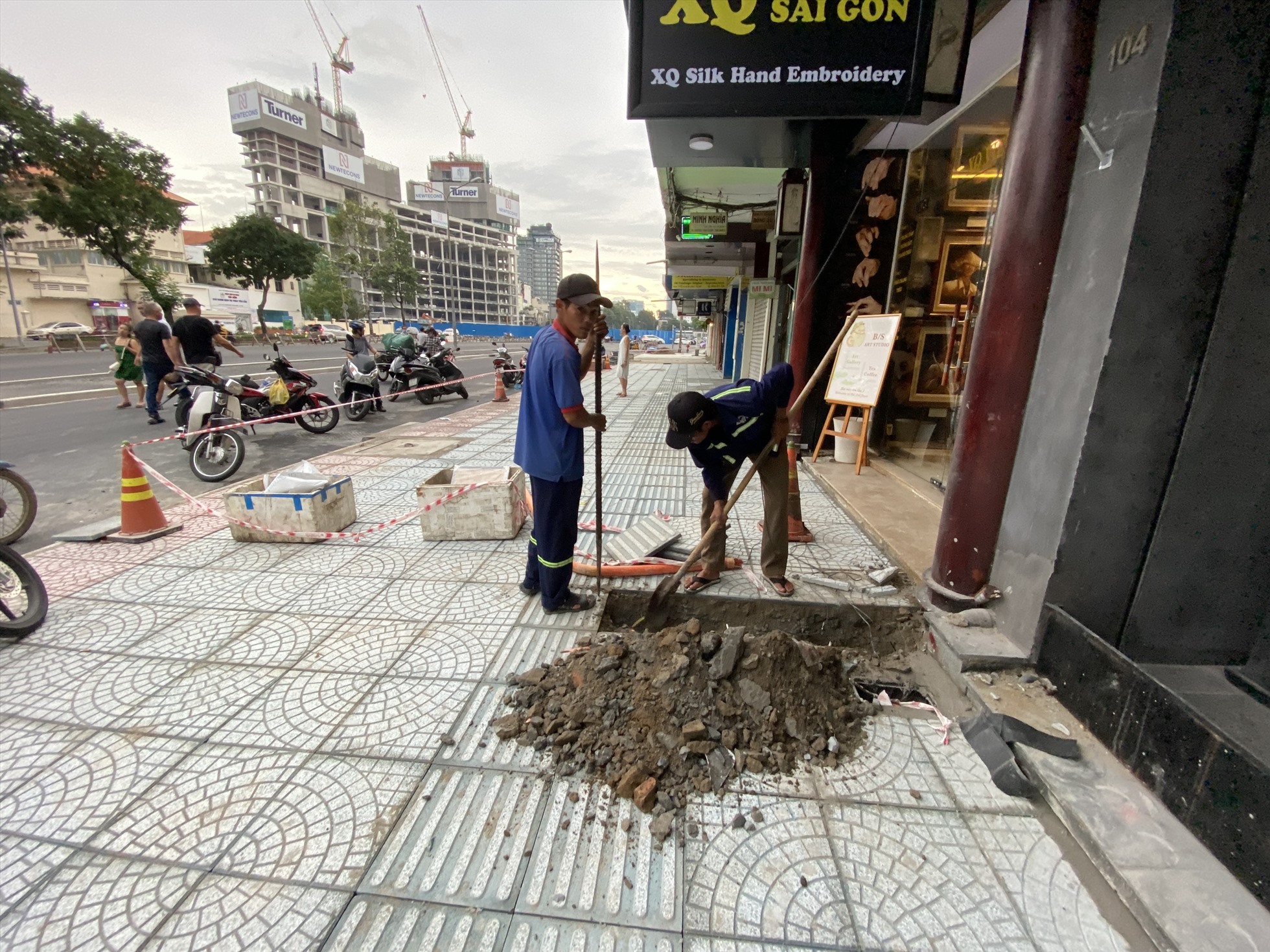 Công nhân thi công sửa chữa đường dây cáp điện sau khi vỉa hè đường Lê Lợi được chỉnh trang một phần