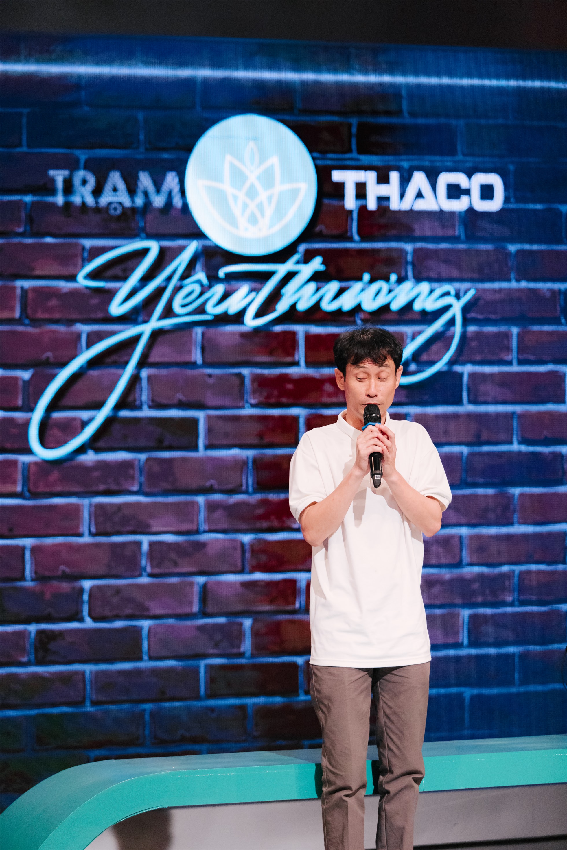 Khi con gái trở thành “đôi mắt” của cha