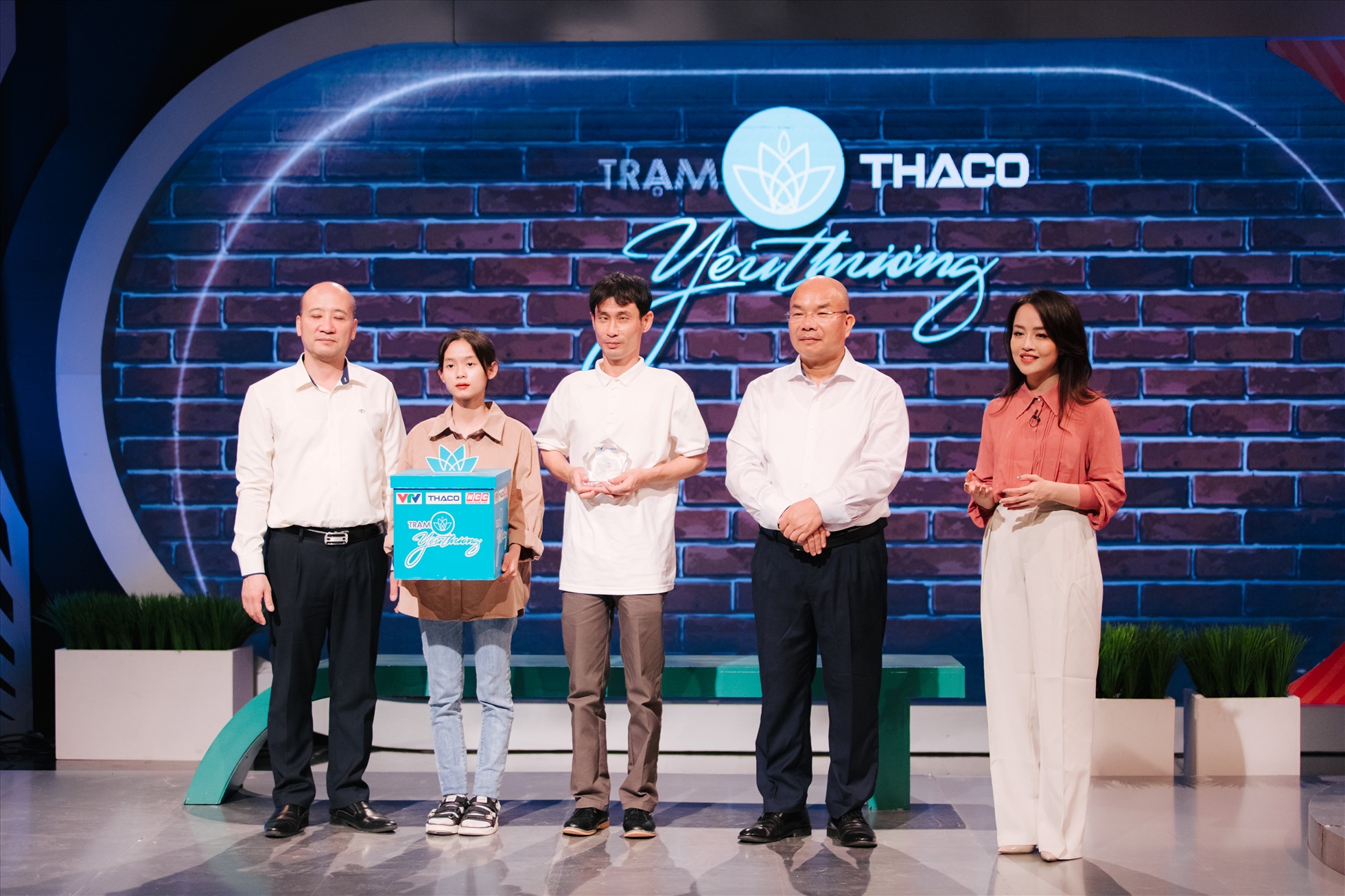 Khi con gái trở thành “đôi mắt” của cha