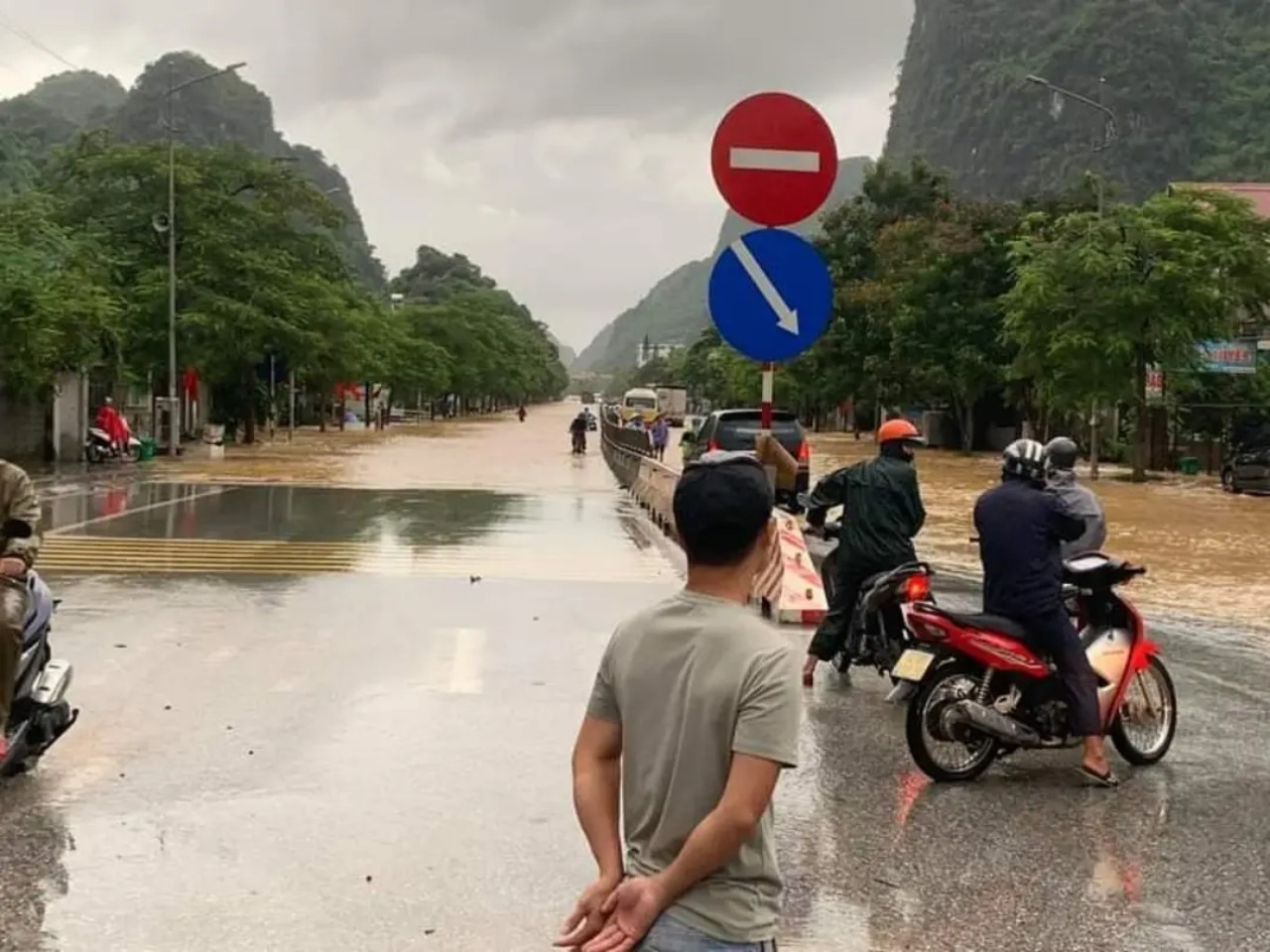 Đoạn QL 18 A, địa phận Quang Hanh, thành phố Cầm Phả giao thông bị ngăn cách bởi nước ngập khiến người dân di chuyển khó khăn. Ảnh: CTV