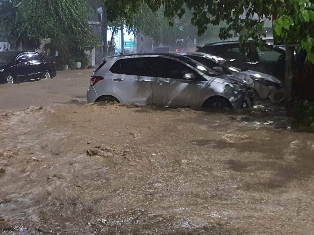 Nhiều ô tô của người dân thành phố Hạ Long (Quảng Ninh) bị nước dâng do ảnh hưởng của trân mưa lớn liên tiêp từ bão số 3. Ảnh: QTV