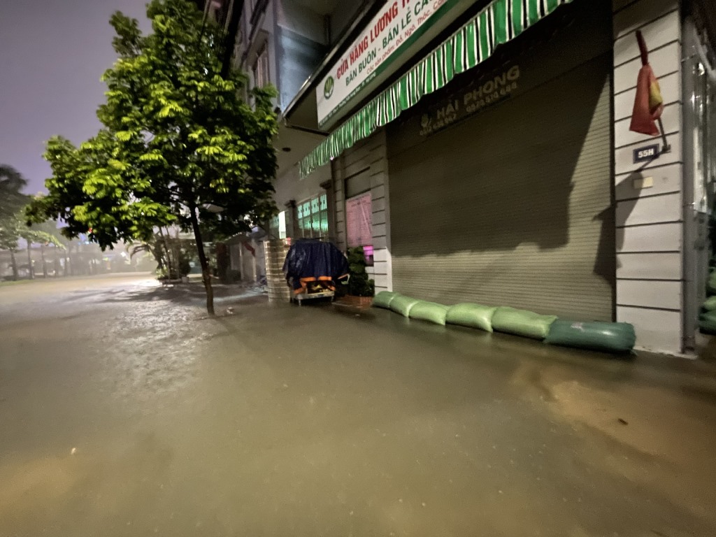 Nhiều hộ dân khu vực Yết Kiêu (thành phố Hạ Long) phải kê chắn để tránh nước ngập vào nhà. Ảnh: BQN