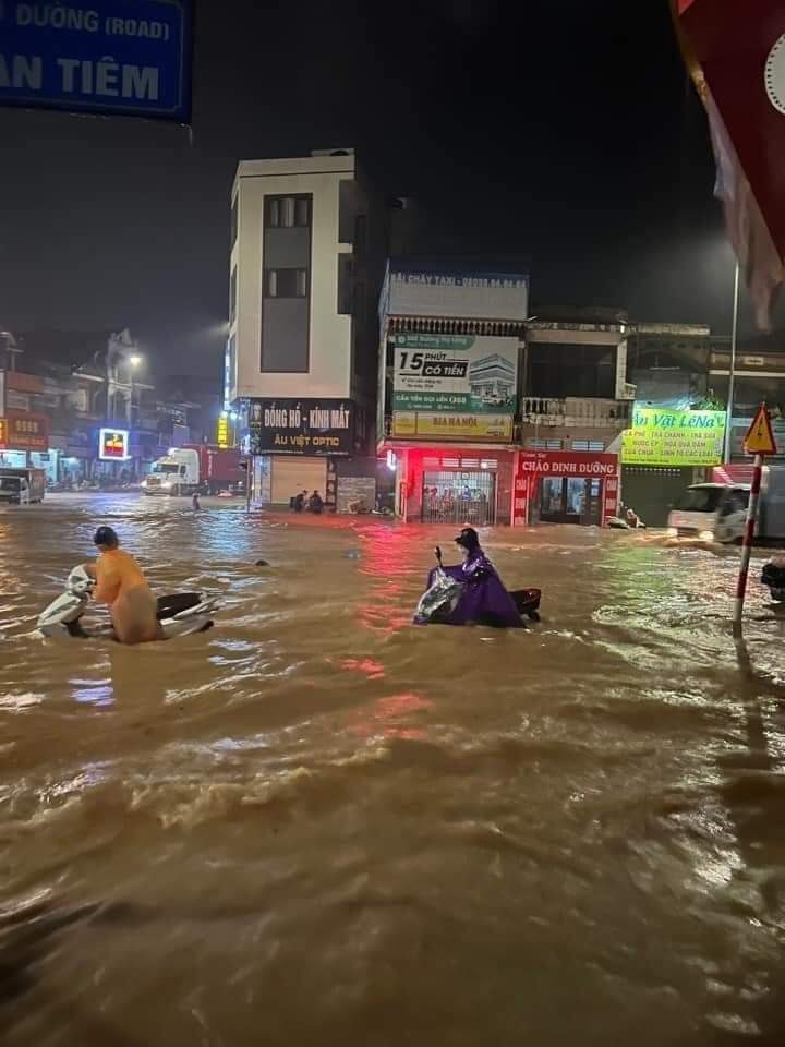 Một khu vực  đường An Tiêm (phường Hà Khẩu, thành phố Hạ Long ) ngập lụt cục bộ khiến cho việc đi lại của người dân gặp nhiều khó khăn. Ảnh: QTV