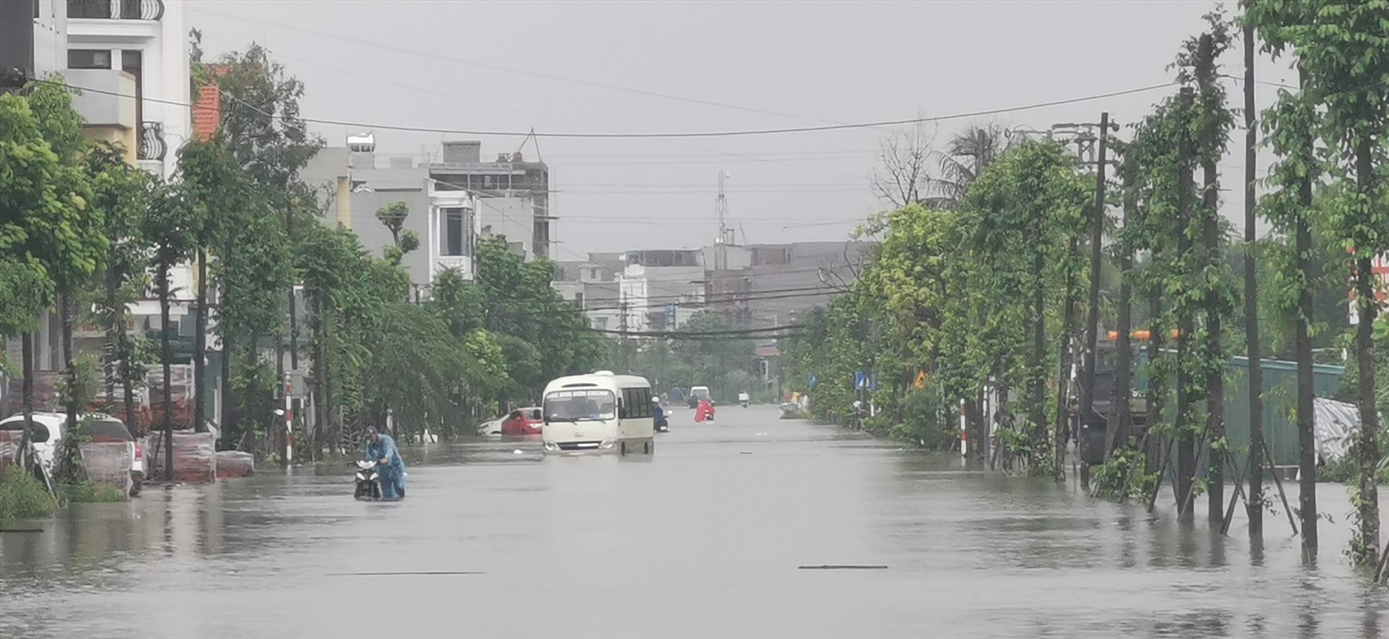 Khu vực Bãi Muối, phường Cao Thắng, thành phố Hạ Long (Quảng Ninh) ngập trong biển nước. Ảnh: Đoàn Hưng