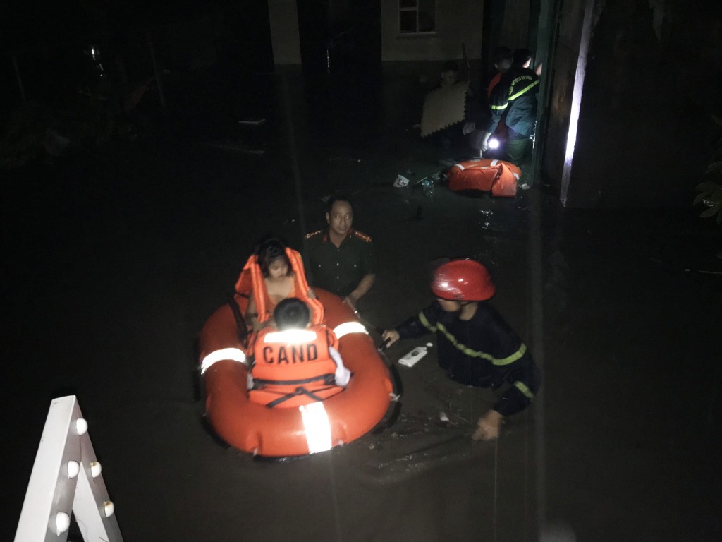 Chính quyền thành phố Uông Bí đã phải sơ tán khẩn cấp 38 hộ bị ngập sâu đã được  địa phương này di dời người và tài sản đến nơi an toàn ngay trong đêm. Ảnh: CTV