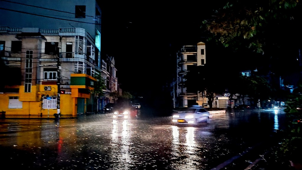 Mưa lớn liên tục ảnh hưởng của bão số 3 vào thành phố Móng Cái (Quảng Ninh) đã gây ra gió mạnh và ngâp nhiều nơi. Ảnh: Hữu Việt