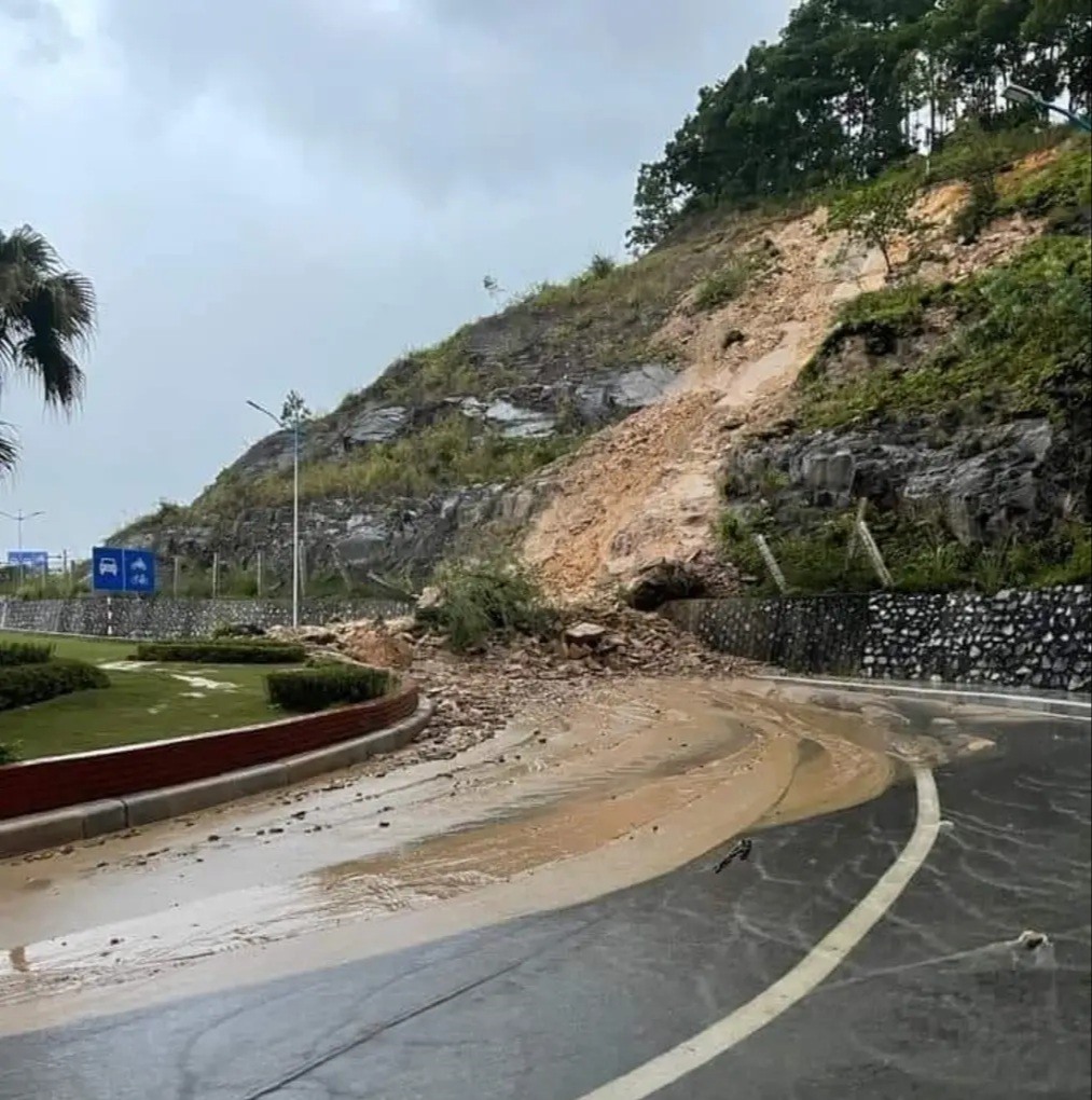 Ảnh hưởng bão số 3 (Maon), liên tiếp những trận mưa lớn đổ xuống thành phố Hạ Long gây sạt lở taluy tuyến đường Đặng Bá Hát (phường Hồng Gai)