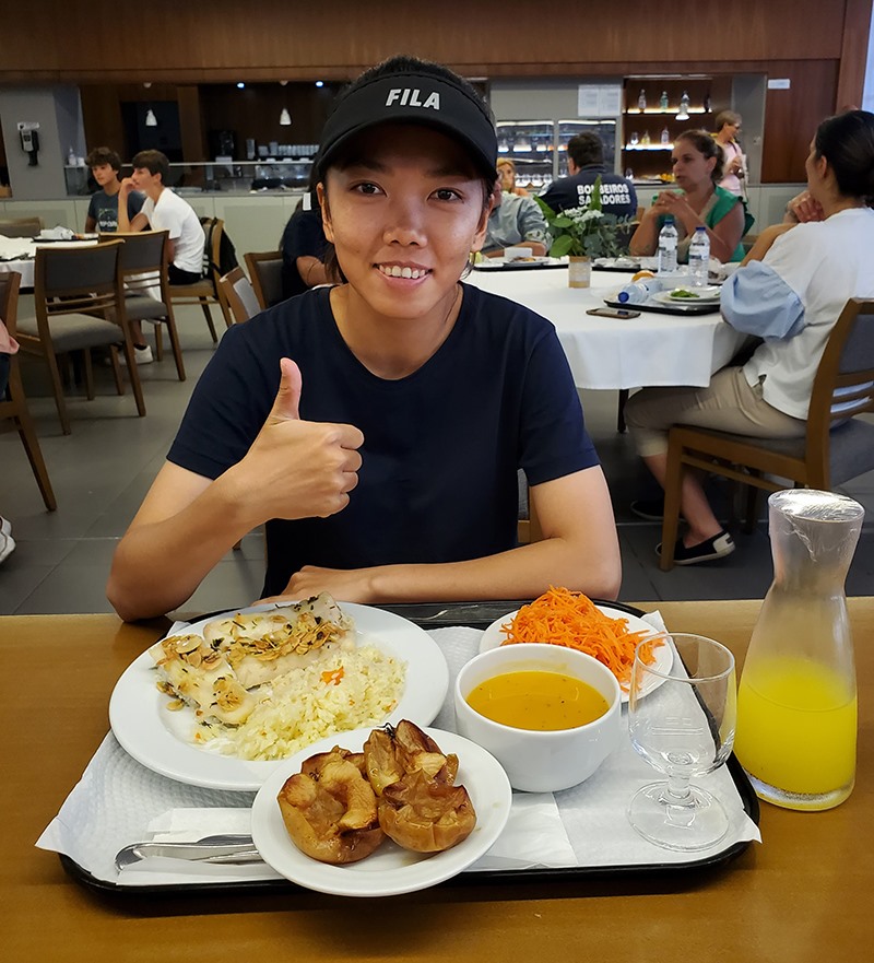 Huỳnh Như và bữa ăn trưa tại Lank FC. Ảnh: theo bongdaplus.vn