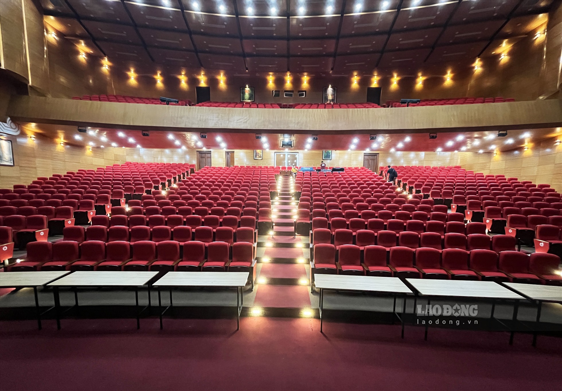 Trung tâm của nhà hát Ca múa nhạc dân gian Việt Bắc là phòng biểu diễn chính với 1.200 chỗ ngồi. Ngoài ra còn có 2 phòng hội nghị, hội thảo mỗi phòng 200 chỗ.
