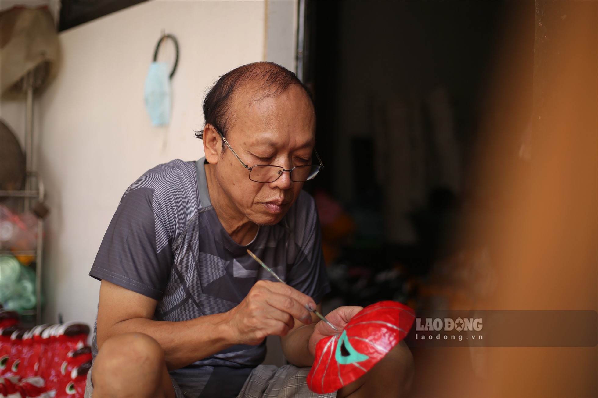 Những ngày này, vợ chồng ông Nguyễn Văn Hòa (67 tuổi) và bà Đặng Hương Lan (63 tuổi) ở phố Hàng Than (quận Hoàn Kiếm, Hà Nội) tất bật sản xuất những chiếc mặt nạ giấy bồi phục vụ khách hàng cho dịp Tết Trung thu. Đây là những sản phẩm truyền thống được làm hoàn toàn bằng cách thức thủ công.