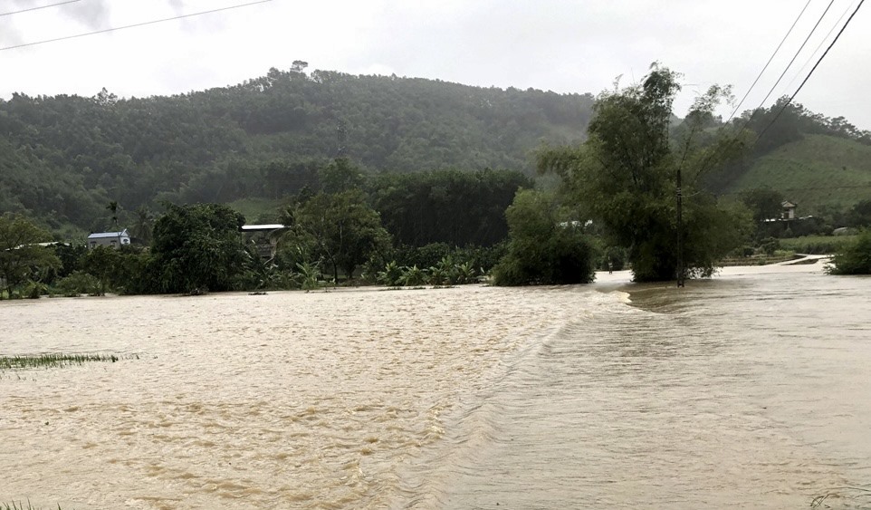 Cầu tràn xã Thượng Ấm (Sơn Dương) bị ngập nước sau mưa lớn.