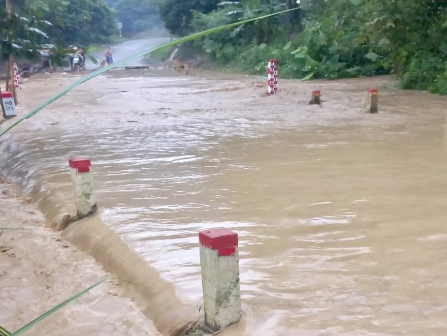 Quốc lộ 2C đoàn qua xã Kiến Thiết (Yên Sơn) bị ngập năng gây chia cắt.