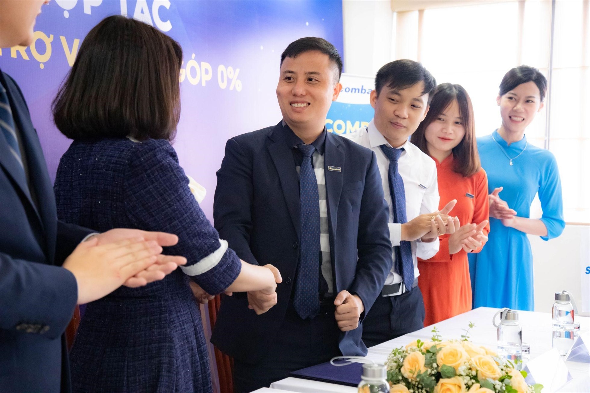 Đại diện Sacombank cho biết phía ngân hàng sẽ dành cho Trung tâm những ưu đãi và sự hỗ trợ hàng đầu.