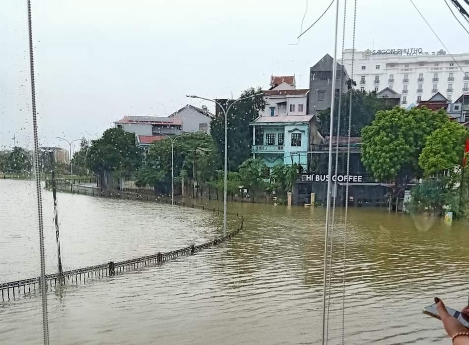 Con đường ven hồ Đồng Cận đã “mất tích” dưới làn nước.