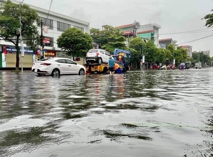 Cứu hộ giao thông trên tuyến đường Hùng Vương (phường Thanh Miếu)