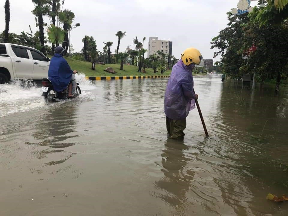 Đường Phù Đổng, con đường đi nút giao IC7 Cao Tốc Hà Nội - Lào Cai cũng đang bị ngập.