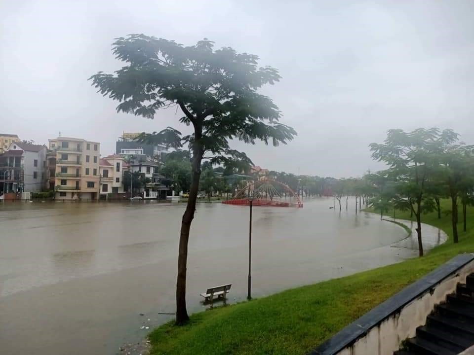 Hồ sinh thái Đồng Cận thuộc Công viên Văn Lang (đối diện UBND tỉnh) mực nước lên rất cao, tràn vào khu dân cư.